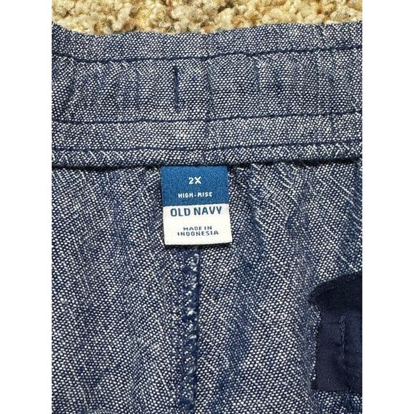 Old Navy women short size 2X, Lightweight Denim fabric; wide, stretchy waistband - Picture 4 of 8